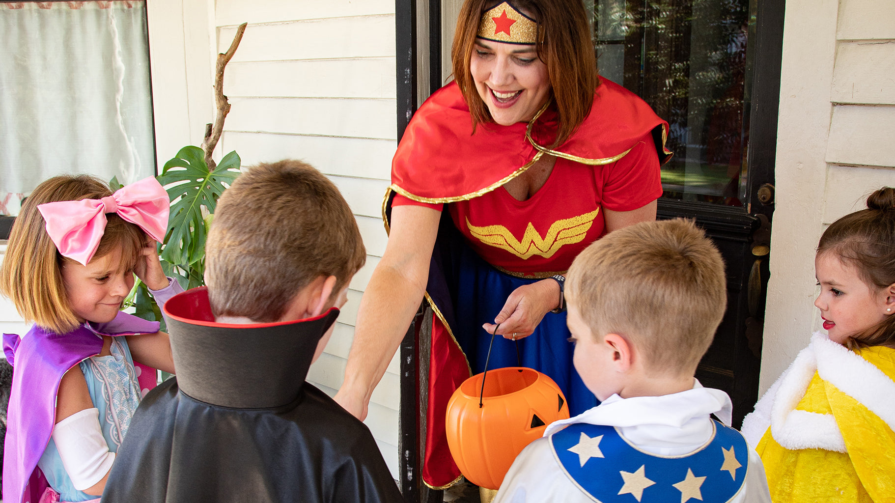 The Battle of the Festive Attire: Unmasking the Ultimate Costume Holiday!